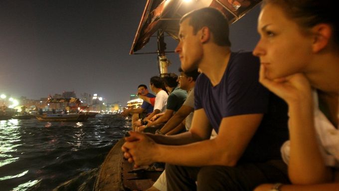 Kristýna Hradilová a Tomáš Reger jsou už v Dubaji doma. "Ještě pořád je to tady pravý Orient," prohodí Tomáš při projížďce loďkou dubajským zálivem.