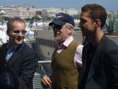 Cannes: Na tiskovku Indyho Jonese přichází Steven Spielberg se Shiou Labeoufem