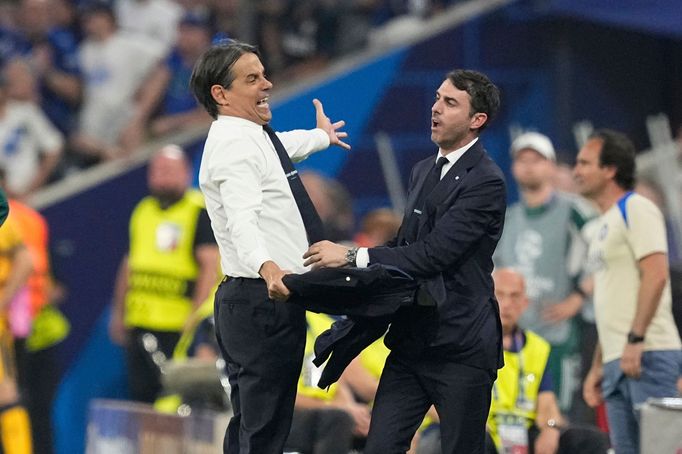 Simone Inzaghi (vlevo) se mohl uvztekat, s průběhem utkání ale zmohl jen málo