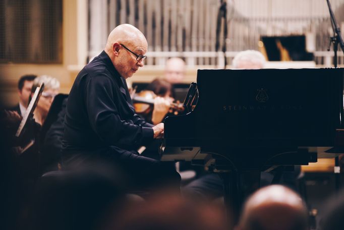 Českou premiéru Dvanácté symfonie Philipa Glasse bude dirigovat Dennis Russell Davies.