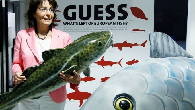 Eurokomisařka Damanakiová a maketa tresky, jedné z nejžádanějších ryb.