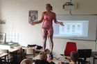 Učitelka se během hodiny biologie svlékla. Žákům vysvětlovala anatomii lidského těla