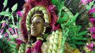 A reveller from the Mangueira samba school participates during the annual carnival parade in Rio de Janeiro's Sambadrome, February 11, 2013. REUTERS/Sergio Moraes (BRAZIL - Tags: SOCIETY) Published: Úno. 12, 2013, 2:13 dop.