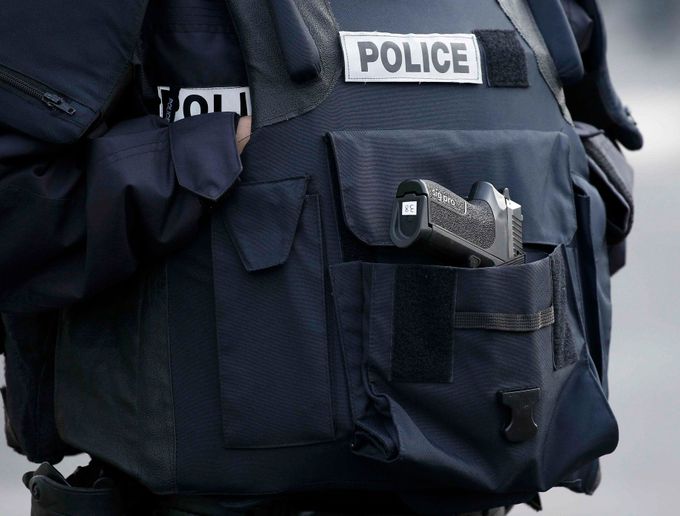 Policie u stadionu Stade de France v Paříži.