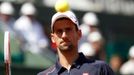 Srbský tenista Novak Djokovič sleduje míček v duelu se Slovincem Blazem Kavčičem ve 2. kole French Open 2012.