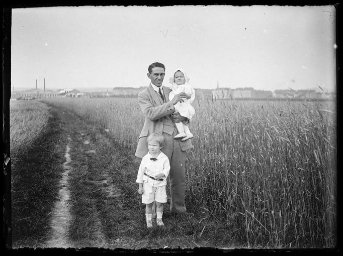 Archivní snímky neznámých autorů z let cca1900-1945, které zachraňuje fotograf Martin Wágner v rámci projektu "Negativy z popelnice" a dokumentuje tak zmizelý svět.