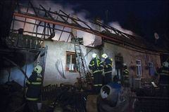Při požáru uhořelo malé dítě, matka zemřela v nemocnici