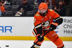 Kdepak Pastrňák. V souboji českých hvězd dal gól nezvyklý střelec, stihl se i porvat