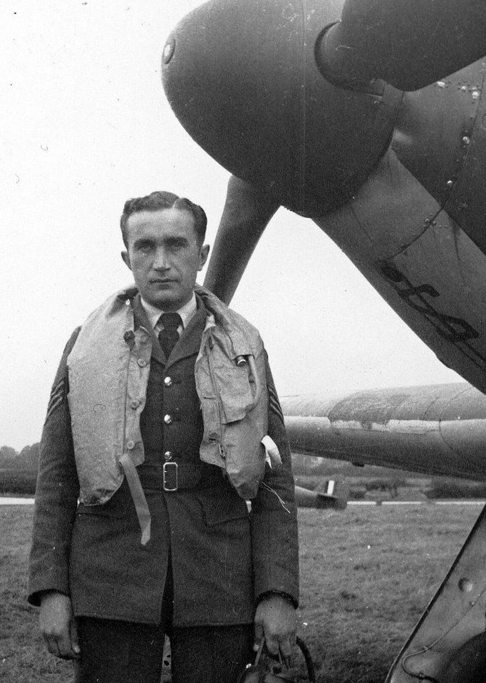 Letiště Northolt, září 1940. Sgt Josef František (* 7. 10. 1914, Dolní Otaslavice, okr. Prostějov, † 8. 10. 1940, Ewell, Surrey) u svého stíhacího stroje Hawker Hurricane