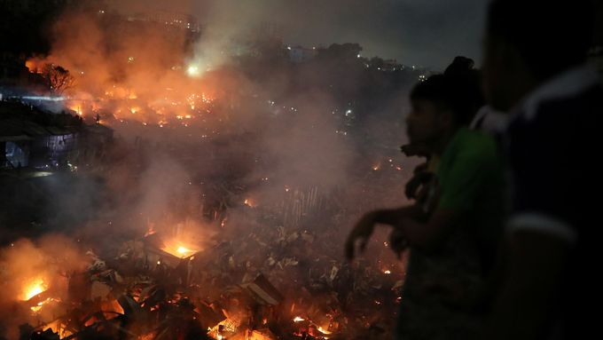Požár ve slumu v Dháce.