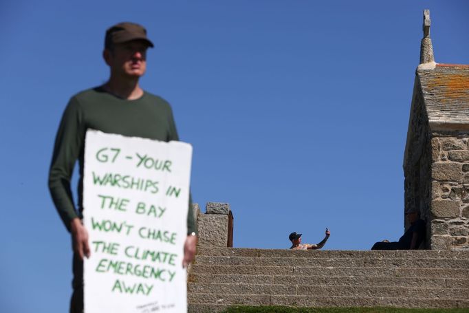 "Vaše válečné lodě v přístavu neodeženou klimatickou krizi," stojí na transparentu jednoho z protestujících při summitu G7.