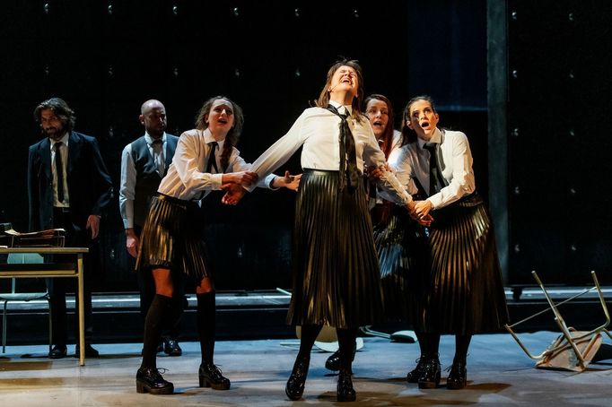 Snímek ze zkoušky Čarodějek ze Salemu.