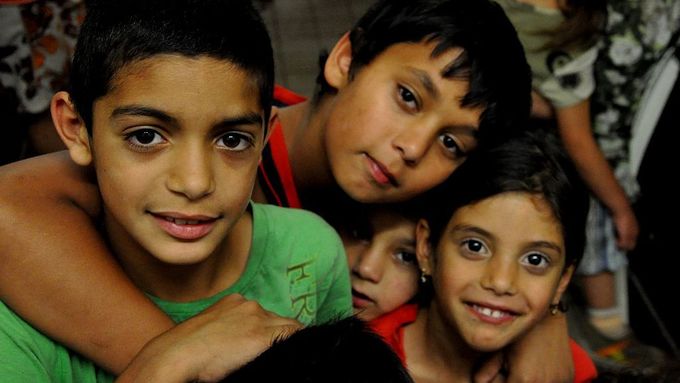 Desítky romských dětí může díky podpoře stipendijního fondu Gendalos na kurz angličtiny nebo do keramického kroužku.