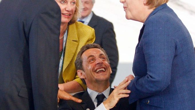 Jednání v L'Aquile: německá kancléřka Merkelová žertuje s americkým prezidentem Obamou, francouzký prezident Sarkozy se směje.