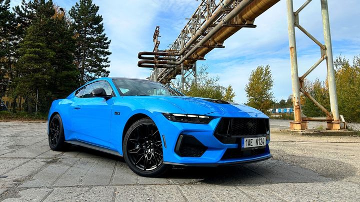 Živoucí fosilie Ford Mustang. Divoch, který kašle na to, že svět se kolem něj změnil