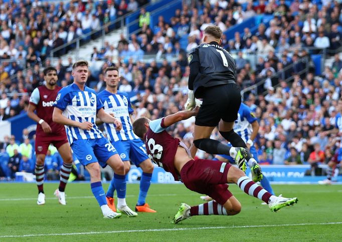 Tomáš Souček při srážce s brankářem Brightonu Bartem Verbruggenem