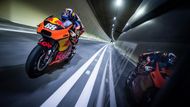 Philip Platzer: Motocyklový závodník Miguel Oliveira při závodu MotoGP projíždí rakouským tunelem Gleinalmtunnel.