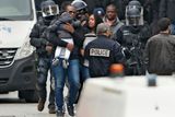 Policie zasahovala ve čtvrti Saint Denis.