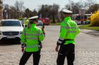 Nehoda u Mníšku. Autobus sjel ze silnice, zranili se čtyři lidé