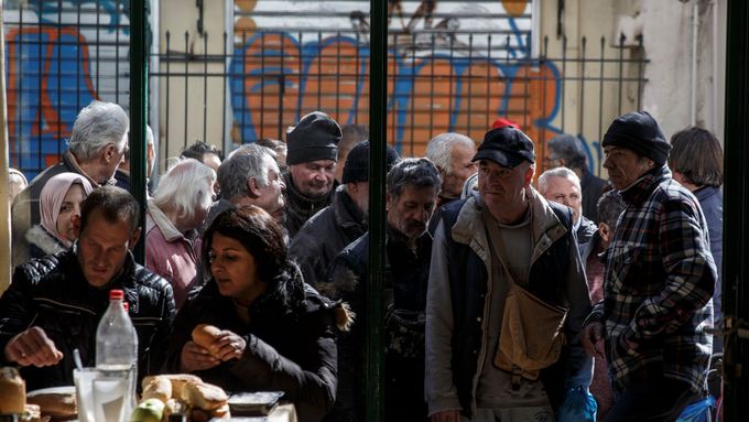 Foto: Rýže, dvoje těstoviny, mléko a datle. Řekové čekají ve frontách na darované jídlo