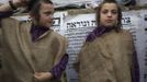 Ultra-Orthodox Jewish boys wear sacks, a symbol of mourning, during a protest against a new conscription law that might force ultra-Orthodox Jews to serve in the army, in Jerusalem's Mea Shearim neighbourhood June 25, 2012. Israel's Supreme Court ruled in February that the so-called "Tal Law", a 2002 measure that effectively shielded ultra-Orthodox communities from military service, was unconstitutional. The government, faced with the court's ruling, must now either revamp the law, which will expire in August, or approve new legislation. REUTERS/Ronen Zvulun (JERUSALEM - Tags: RELIGION MILITARY POLITICS CIVIL UNREST) Published: Čer. 25, 2012, 10:29 dop.