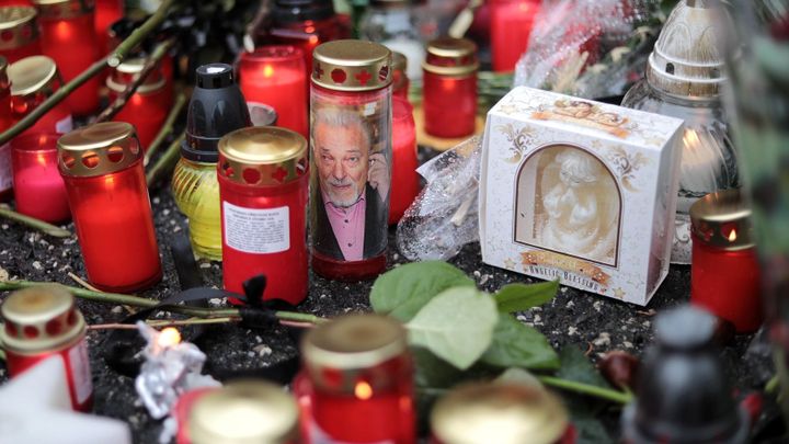 Obrazem: Desítky lidí přišly uctít památku Karla Gotta k jeho vile na Bertramce