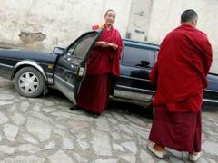 Tibetští buddhističtí mniši.