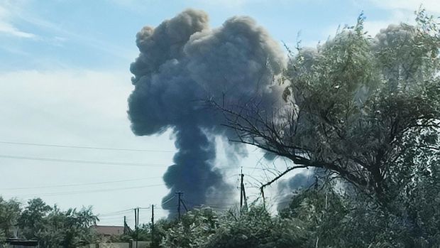 Na Krymu hoří napadená ruská letecká základna. Úřady vyhlásily evakuaci lidí z okolí