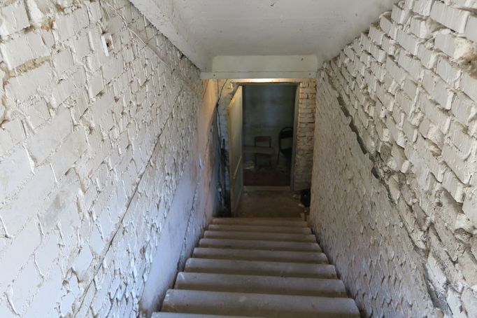 Do sklepa školy vedou příkré schody, ale i na těch museli lidé sedět. Víc místa v podzemím prostoru nebylo.
