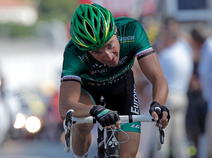 Francouzský cyklista Thomas Voeckler ze stáje Europcar dojíždí závod v desáté etapě Tour de France 2012.