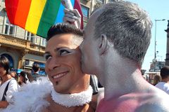 Gaye a lesby čeká průvod hrdosti, čekají se protesty
