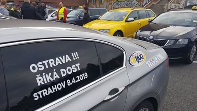 Taxikáři znovu protestují v pražských ulicích. (8. dubna 2019)