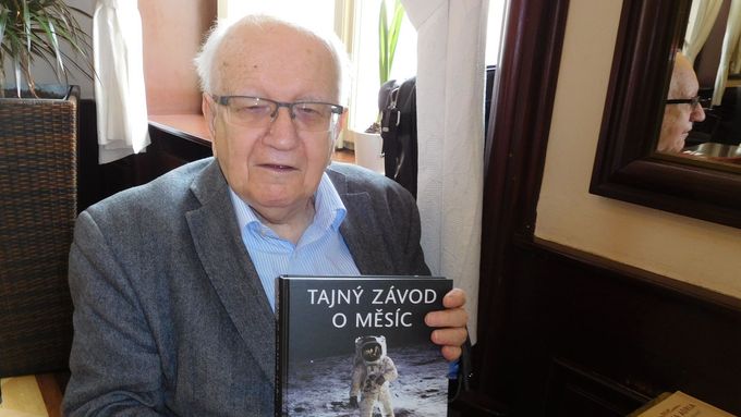 Publicista Karel Pacner s novým vydáním knihy Tajný závod o Měsíc.