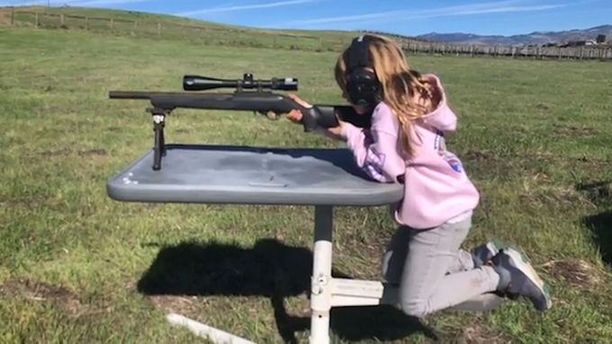 Sedmiletá dcera se prý učí střílet již čtyři roky.