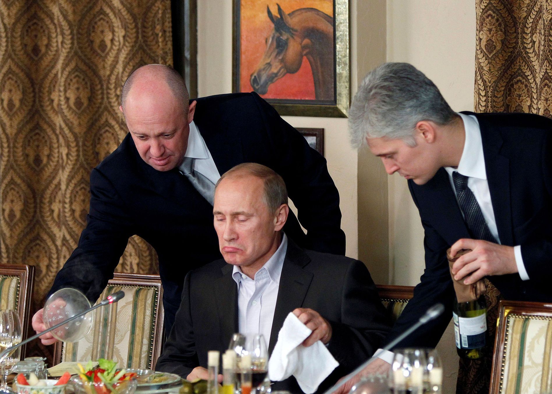 Jevgenij Viktorovič Prigožin s Vladimirem Putinem na archivním snímku z roku 2011.