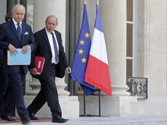 Francouzský ministr obrany Jean-Yves Le Drian (vpravo) a ministr zahraničí Laurent Fabius opouštějí Elysejský palác po jednání obranné rady státu o Sýrii.