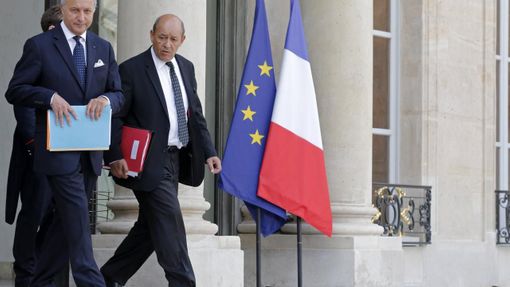 Francouzský ministr obrany Jean-Yves Le Drian (vpravo) a ministr zahraničí Laurent Fabius opouštějí Elysejský palác po jednání obranné rady státu o Sýrii.