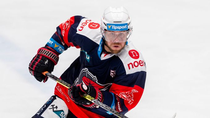 Hokejový útočník Radek Duda bojuje ve 40 letech s Chomutovem o udržení v extralize.