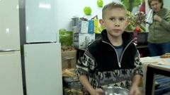 Několik vrstev oblečení a nemocné děti. Evakuovaní Ukrajinci žijí v provizorním bydlení