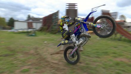 Tohle čeští diváci ještě neviděli. Motokrosový jezdec trénuje nový trik na zahradě u svého domu