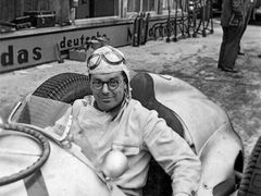 Rudolf Uhlenhaut byl nejen skvělý konstruktér, ale „své“ Stříbrné šípy dokázal i skvěle řídit.