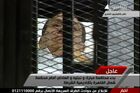 Mubarak je u soudu. Položili ho na lůžko do klece