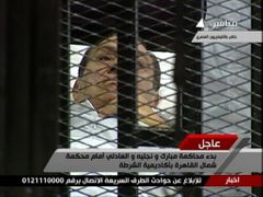 Třiaosmdesátiletý Mubarak je znovu u soudu (snímek z prvního slyšení).