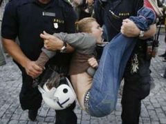 Příliš agresivní kritiky vlády musela policie z mítinku sociálních demokratů ve Stockholmu odtáhnout.