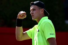 Parádní pondělí. Slaví Menšík, po mečbolech soupeřky Nosková a konečně i Siniaková