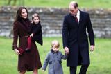 Princ William a vévodkyně Catherine s dětmi přichází na ranní mši.