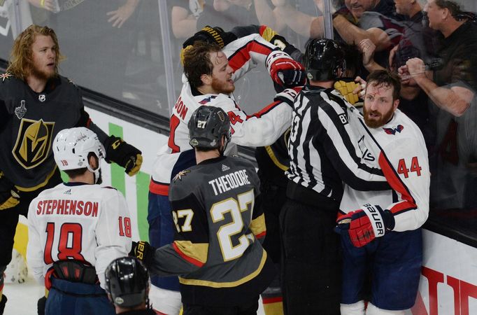 Shea Theodore a Brooks Orpik v pátém finále Stanley Cupu 2018