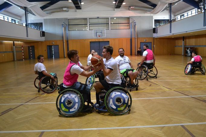 Kromě florbalu a ragby se uskutečnily i basketbalové tréninky pod vedením Miroslava Šperka.