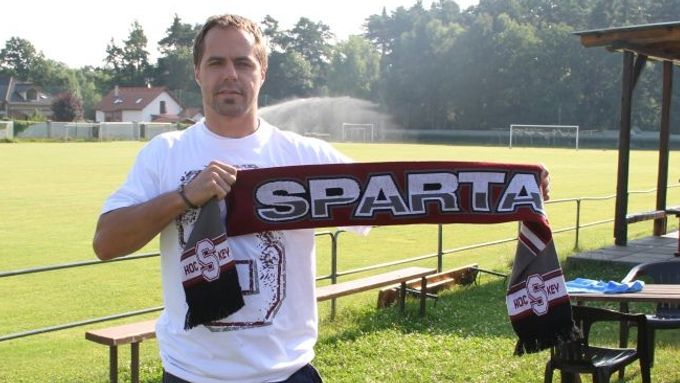 Tomáš Rolinek pózuje se šálou Sparty, svého nového zaměstnavatele.