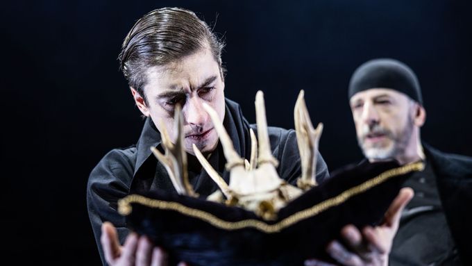Na snímku z nové inscenace Hamleta v pražském Národním divadle jsou Pavel Neškudla v titulní roli a Csongor Kassai jako duch.